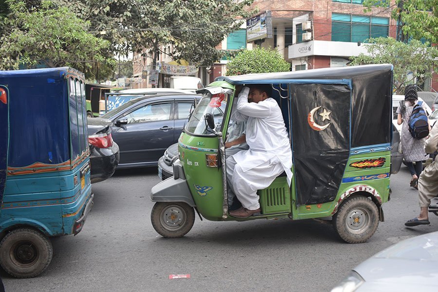 Rickshaw Drivers Union warns govt to reduce fuel prices in 24 hours