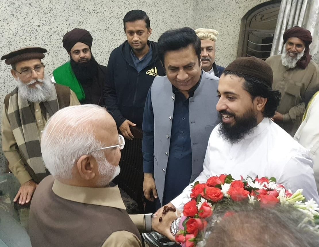 PTI senator presents bouquet to TLP chief Saad Rizvi after bail
