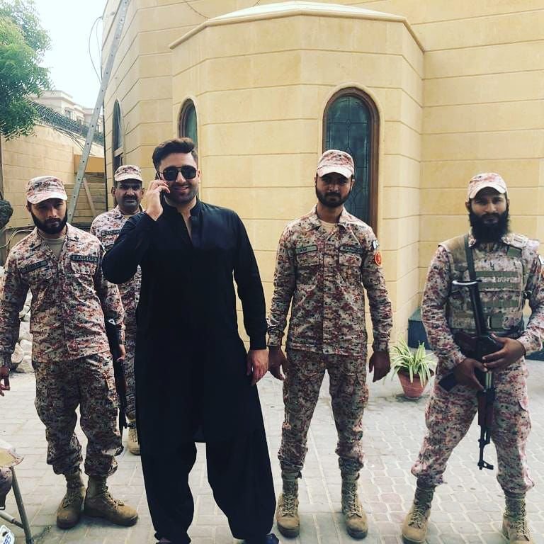 ‘Bakwas band’: Sheikh Rasheed shuts Hareem Shah on Tabish Hashmi’s show