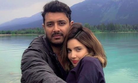 ‘Is marrying for love a privilege?’ Armeena Khan asks Twitter