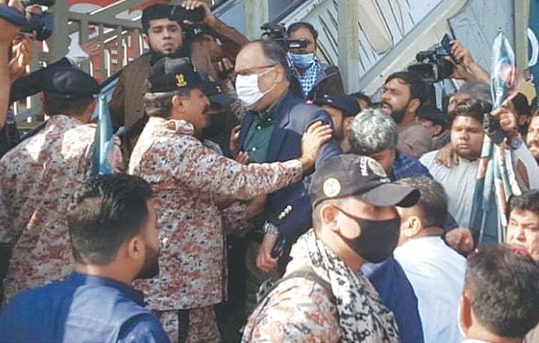PML-N’s Ahsan Iqbal baton-charged at symbolic opening of Karachi bus project