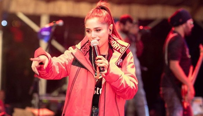 Video: Aima Baig patiently hits back at an abusive man at her concert in Gujranwala