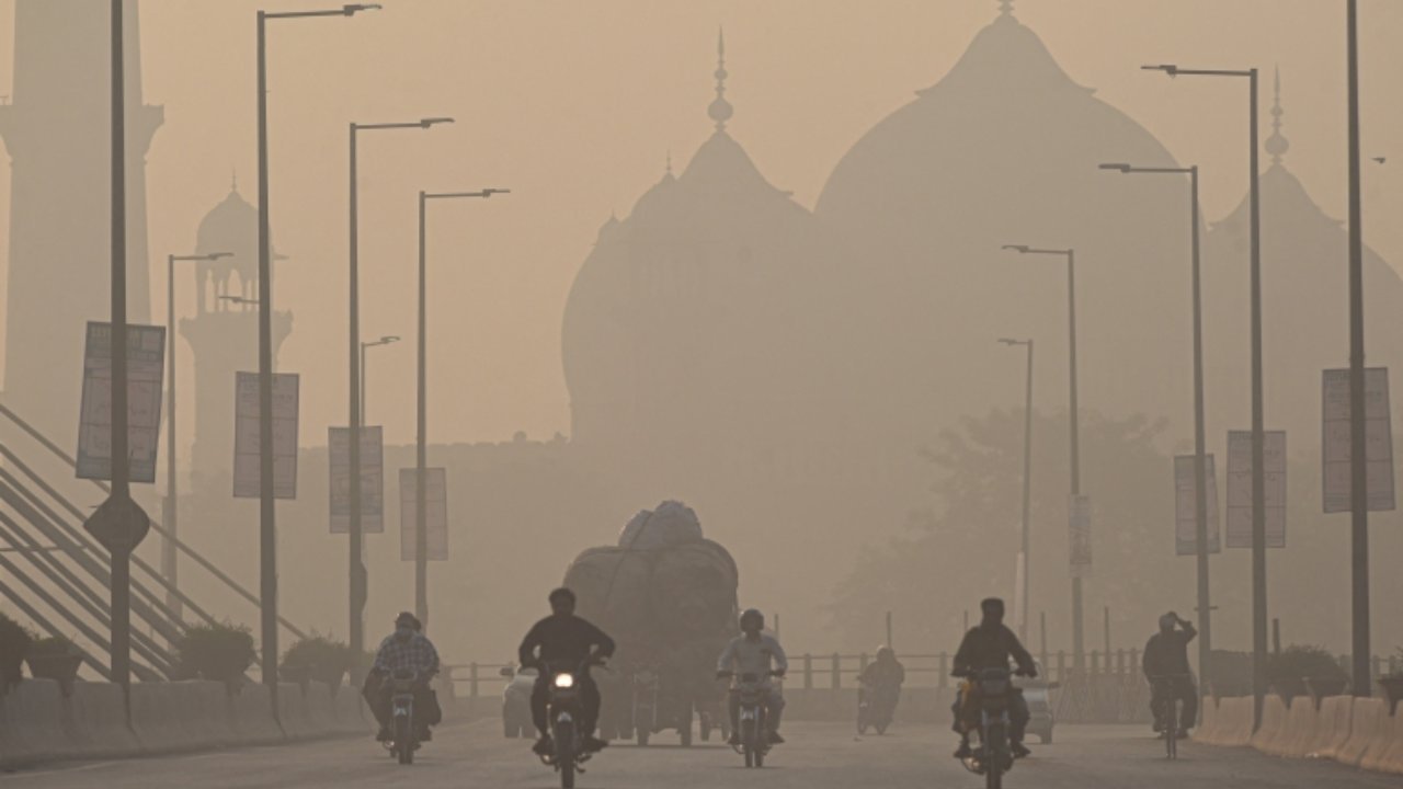 End of toxic smog in Punjab: Met Office predicts rain across country