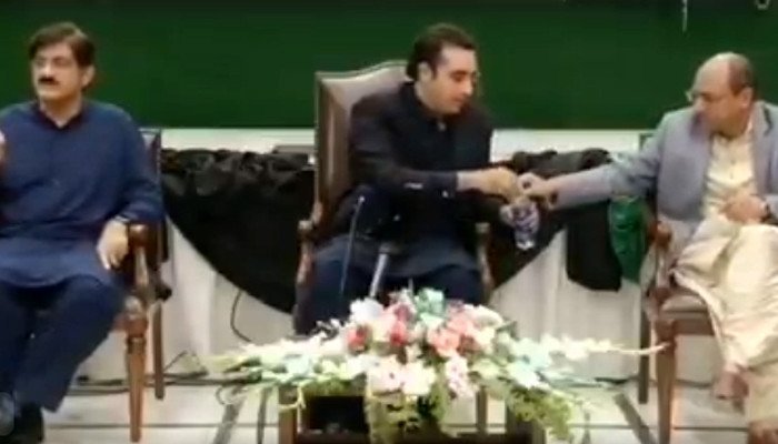 Video: PPP’s Saeed Ghani opening water bottle for Bilawal