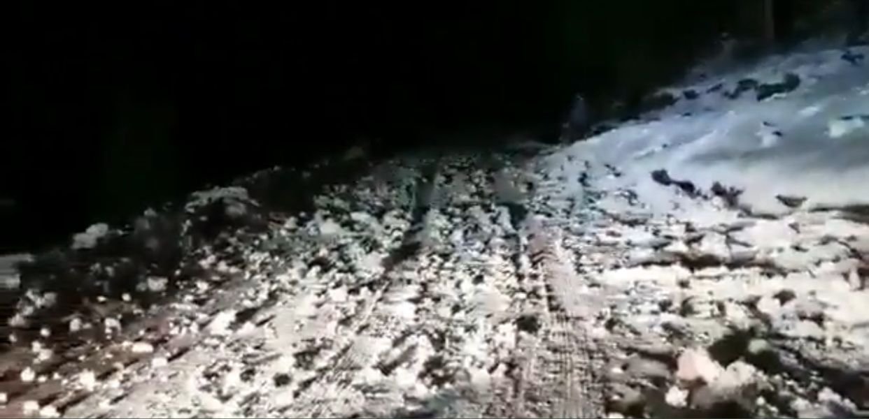 Murree residents block roads by throwing snow, demand money, investigation ordered