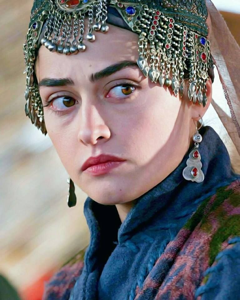 Esra Bilgiç Husband, Height, Wedding, Kids, Family, Age, Interview
