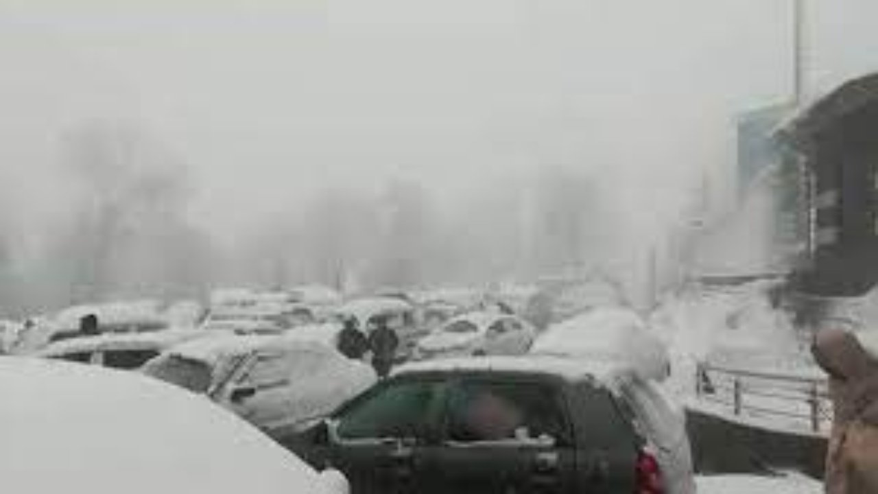 At least 18 tourists die in Murree snowfall as situation worsens