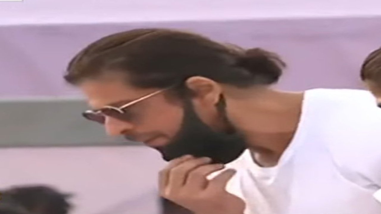 Fact Check: Did SRK really spit on Lata Mangeshkar’s dead body?