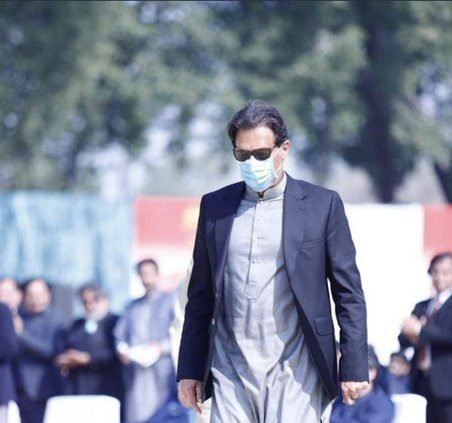 PM Khan slams SCBA for ‘supporting criminals, fugitives’