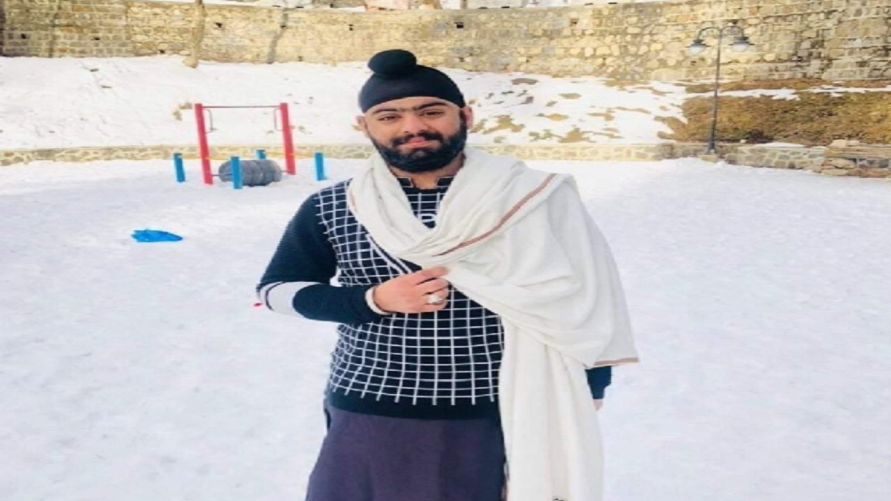 Sikh trader injured in robbery attempt in Peshawar, community protests outside hospital