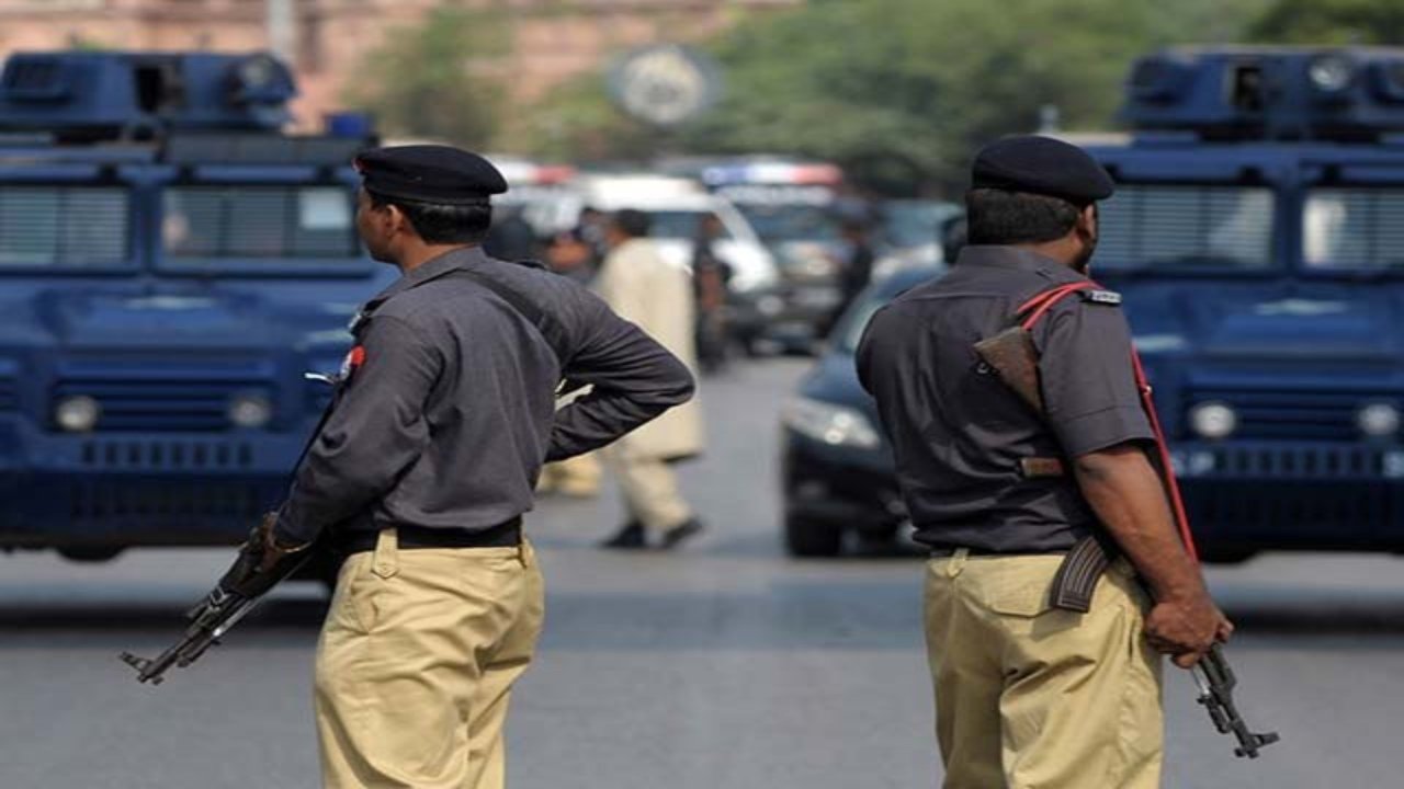 Two men arrested for smuggling money in Quetta