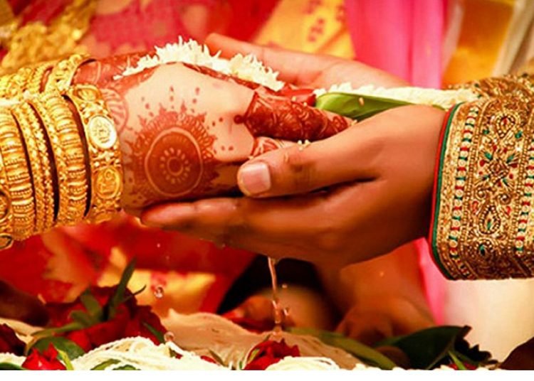 Bride refuses to marry bald groom wearing wig, faints and falls off stage in protest