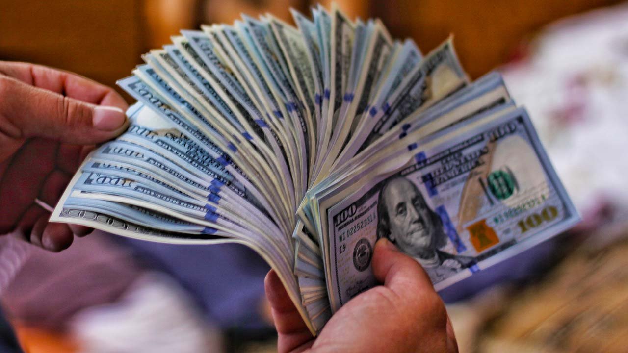 Pakistan’s foreign currency reserves down by $328 million