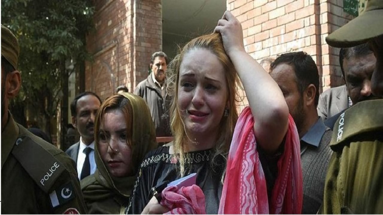 Drug Smuggling: SC bars Czech model from leaving Pakistan