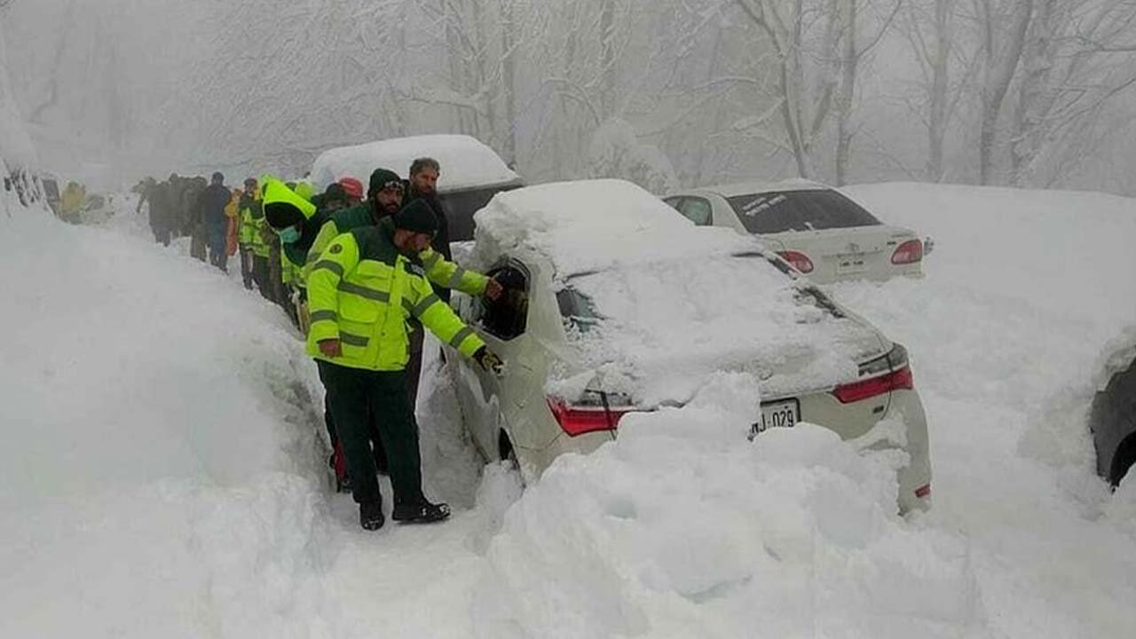 Tourists stranded at Babusar Top after heavy snowfall