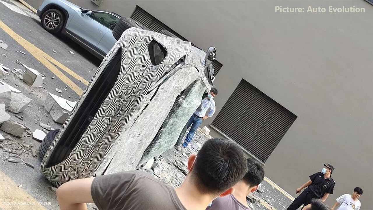 Nio electric car falls from third floor of office, killing two