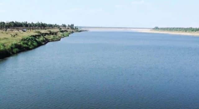 Man and woman decide to commit suicide, man backs out after woman jumps in the river