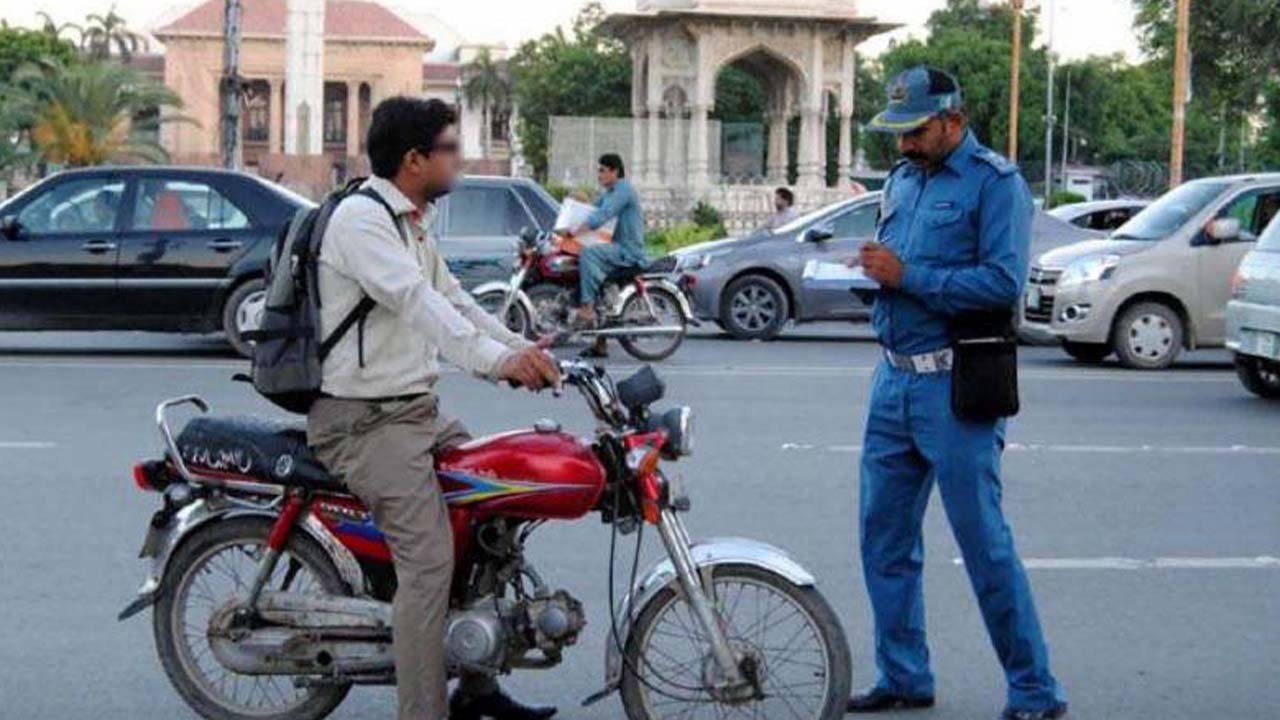Peshawar: 80,341 motorcyclists fined for not wearing helmets