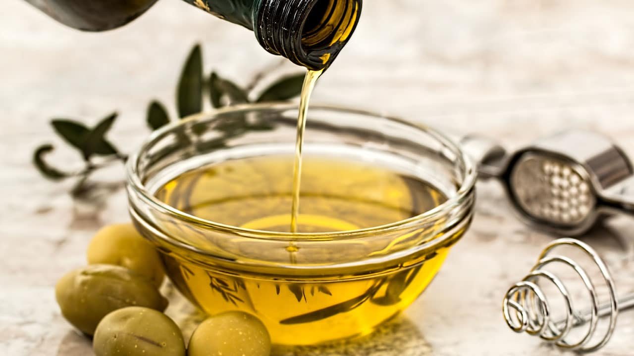 Edible oil and ghee prices may decrease soon: Miftah Ismail