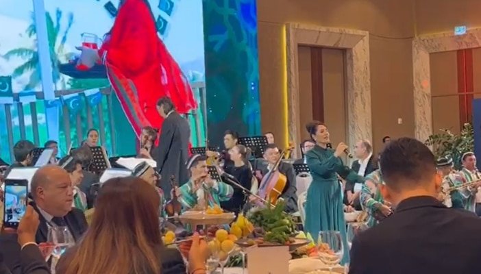 Video: Uzbek singer sings Pakistani Mili Naghma