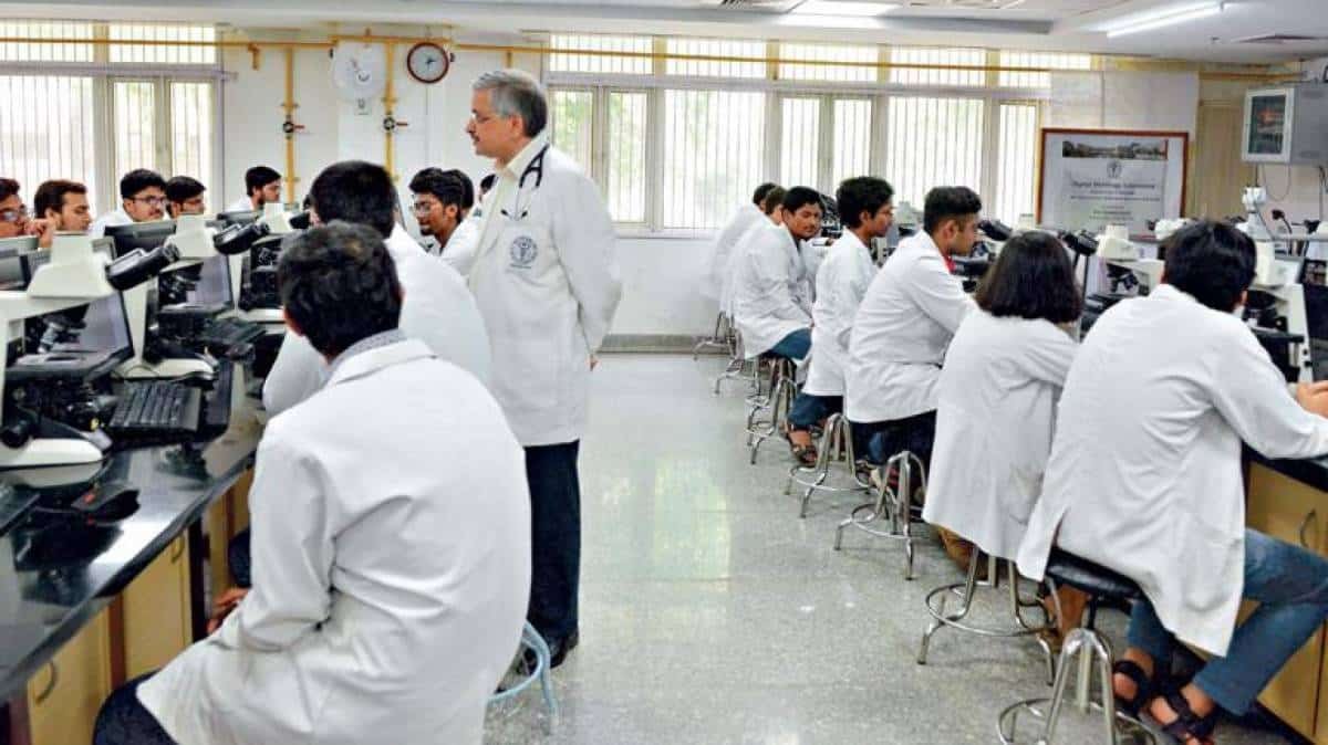 ‘No restriction on Pakistani doctors and students to work, train in US’: PMC clarifies