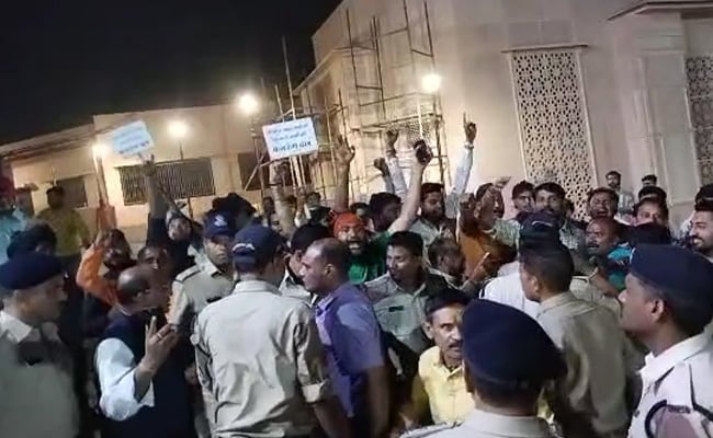 Extremist mob protests, prohibits Alia-Ranbir from entering temple amidst beef controversy