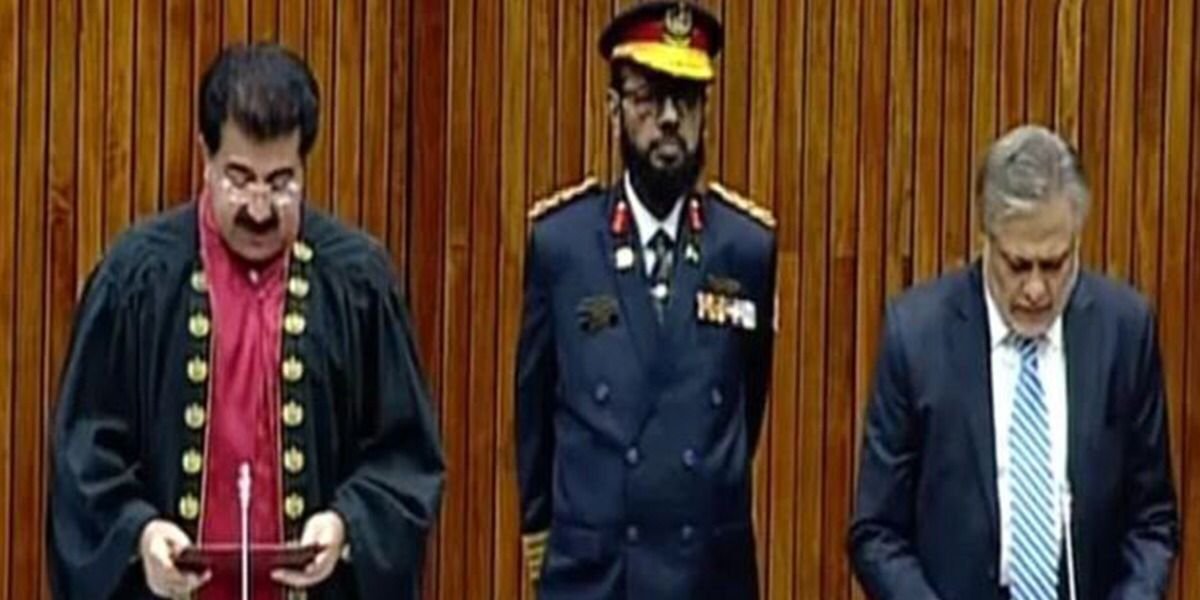 Ishaq Dar aa nahi rahay, aa gaye hain: Dar takes oath as senator