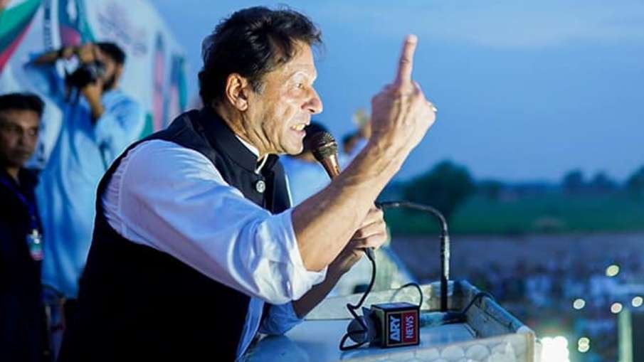 ‘Kabhi kehtay hain yeh chor hain, kabhi inko paak kardiya, aap humein janwar mat samjhain’: Khan to establishment