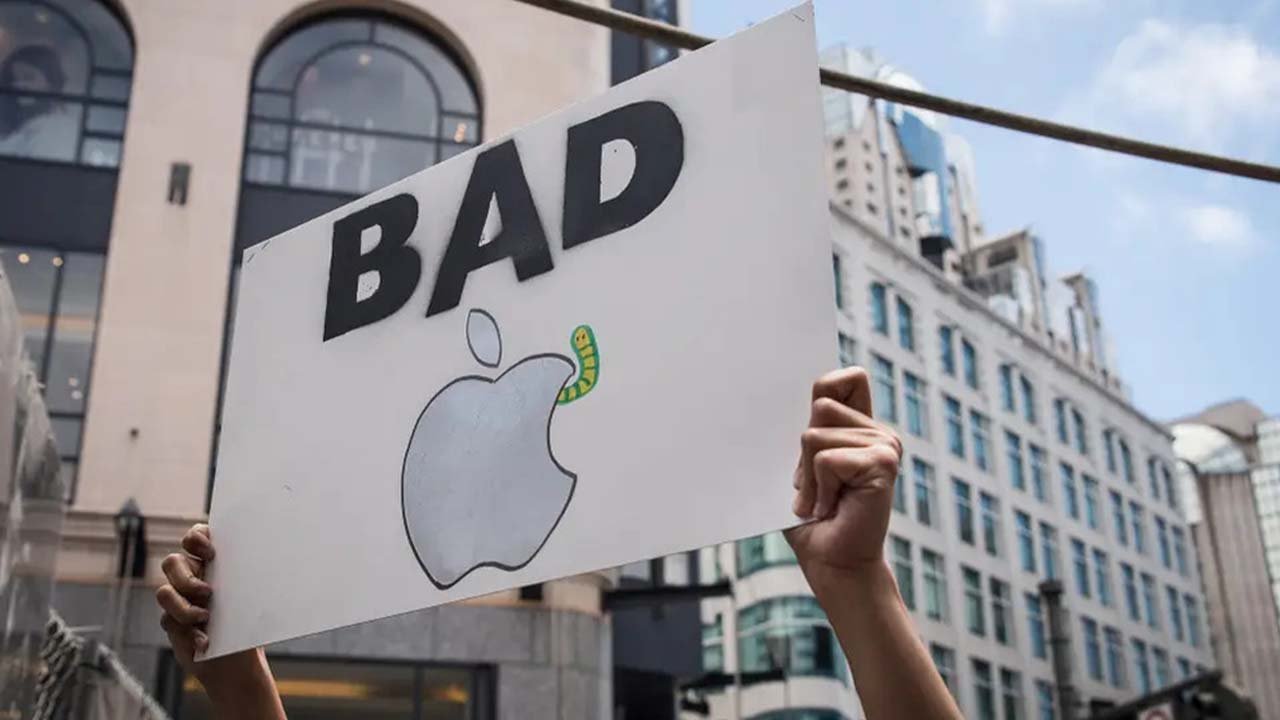 Workers protest, beaten at biggest iPhone factory in China