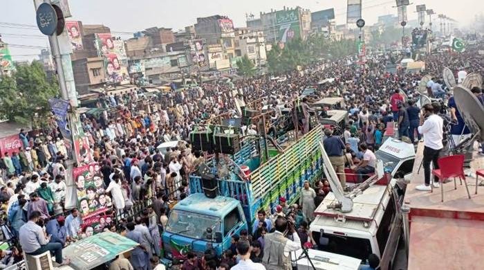 PTI marches towards Islamabad for ‘Haqeeqi Azadi’