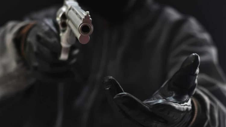 Police chief advises Karachiites not to resist robbers during mugging