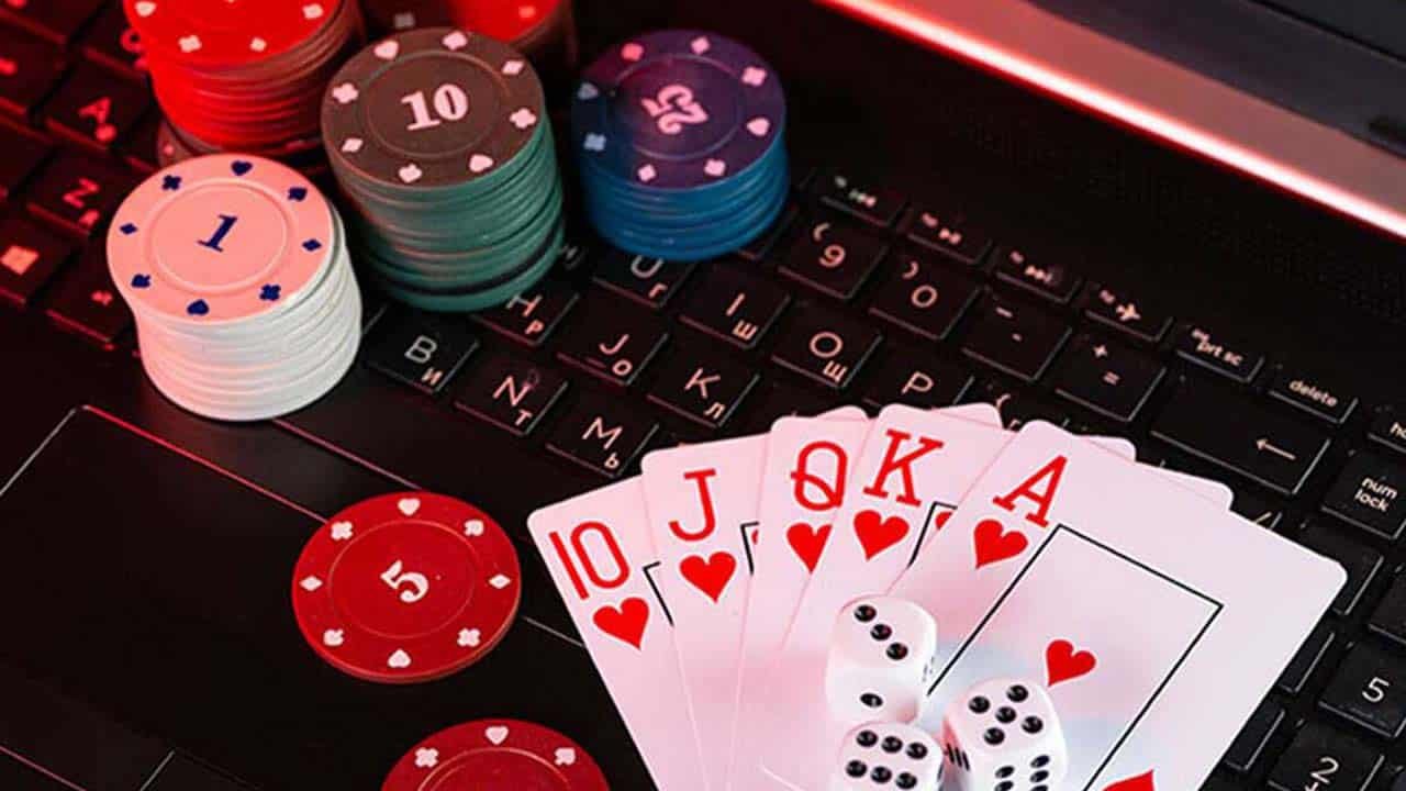 Lahore police arrests three people involved in online gambling