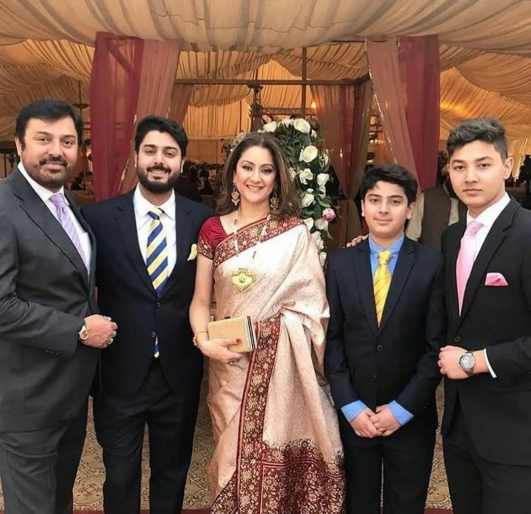 New Pictures of Nauman Ijaz with Family from a Recent Family Wedding |  Reviewit.pk