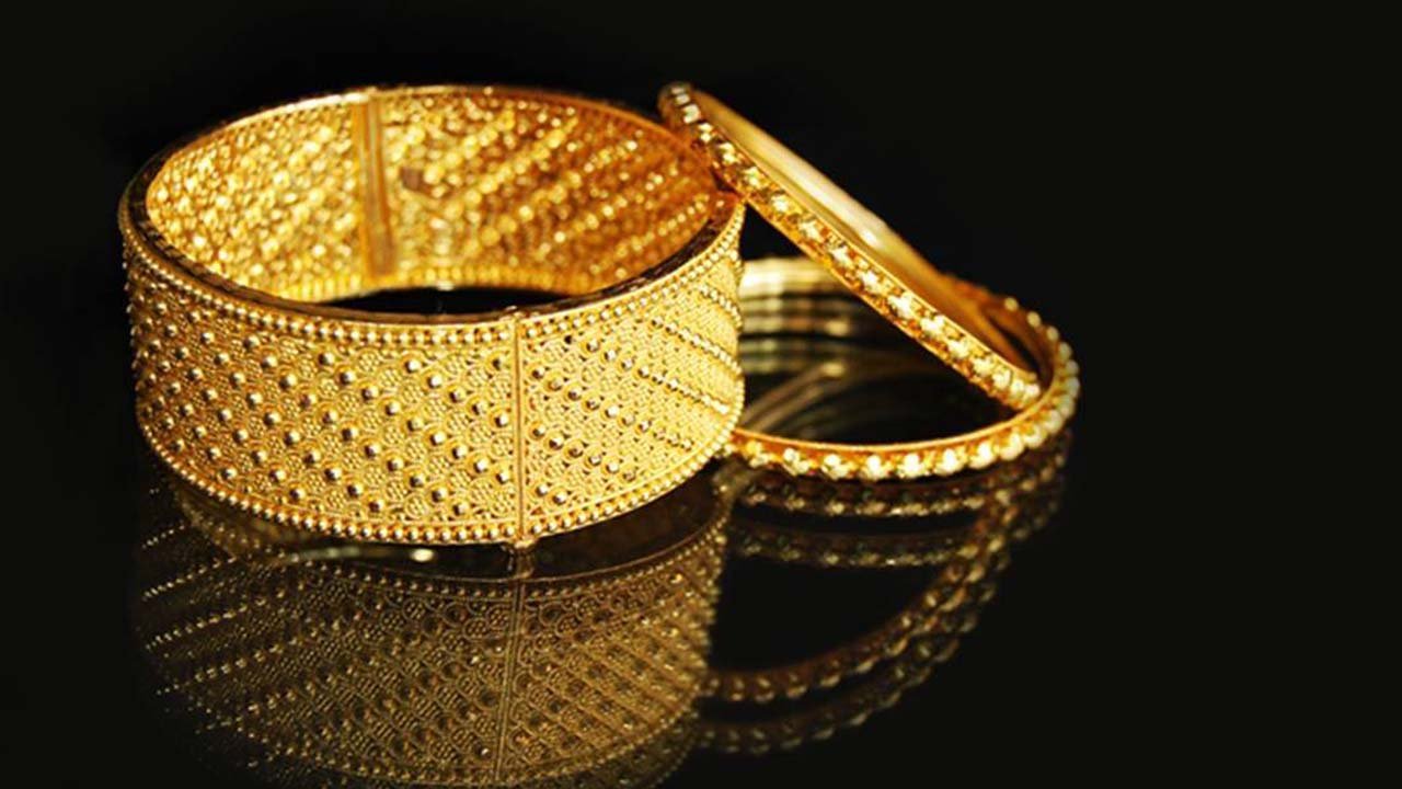 Gold prices rise on weaker Pakistani rupee and economic outlook