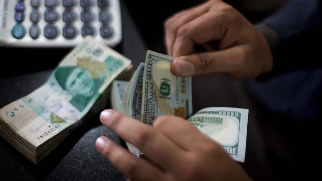 Pakistani rupee breaks winning streak, closes at Rs262.51 against dollar