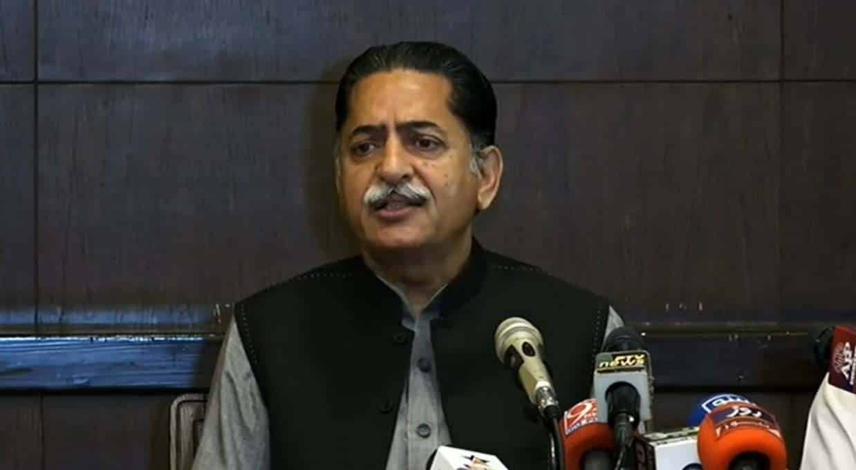 PML-N’s Javed Latif can’t control himself, passes sexist comments for Bushra Bibi