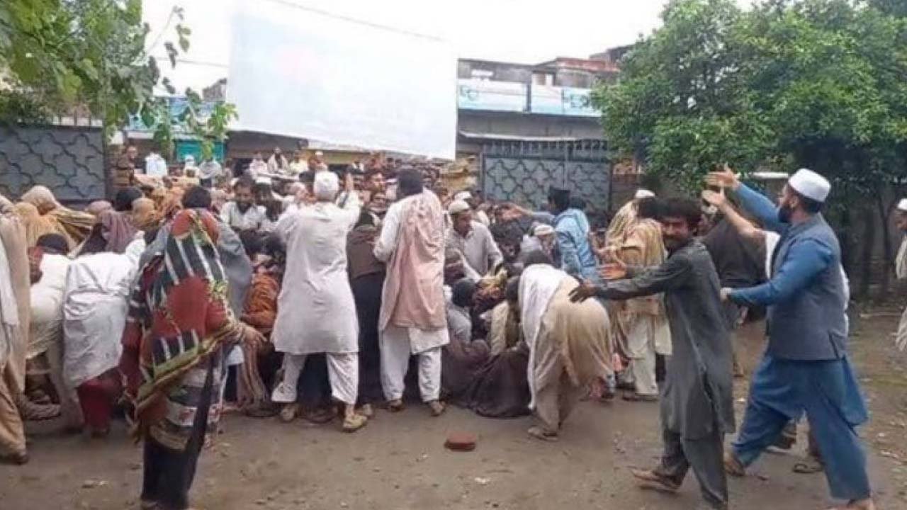 Stampede for ration kills 11 in Karachi including three children