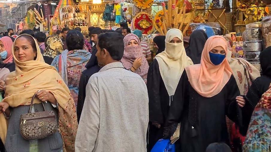 Rising petrol prices and rupee devaluation push inflation to 47.23% in Pakistan ahead of Eid