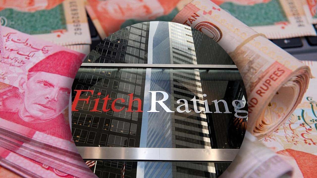 Fitch warns of further depreciation of Pakistani rupee due to $6.7 billion debt payment