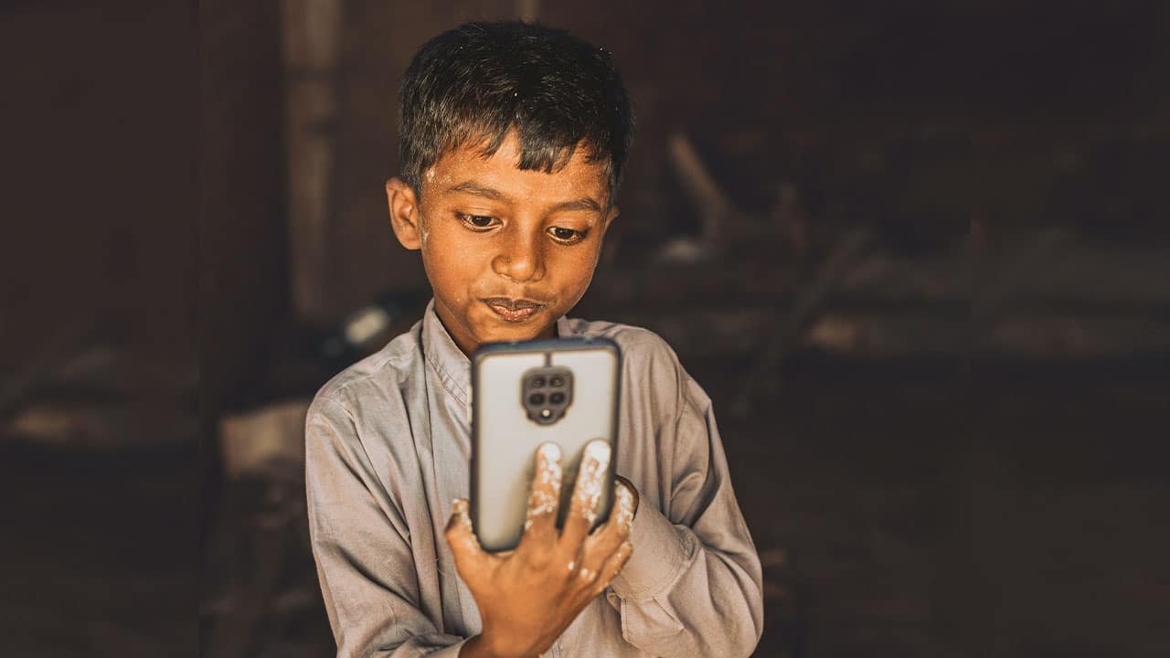 Seven arrested for renting smartphones to minors for online games and obscene content