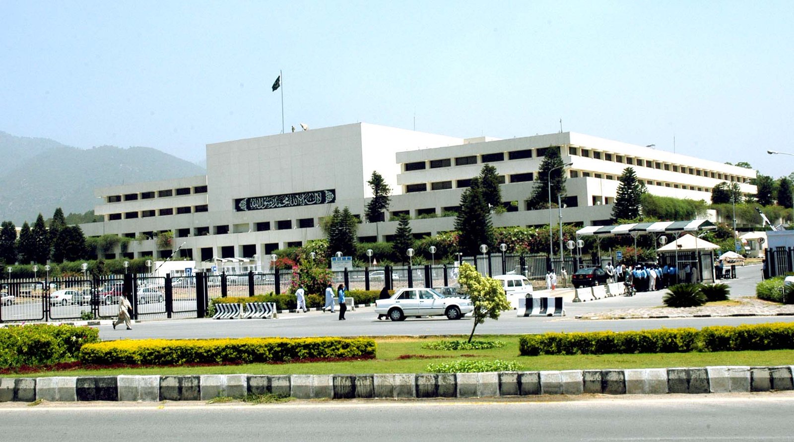 Federal govt considering premature dissolution of National Assembly