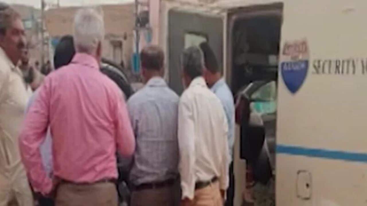 ‘Daku’ bnaya ishq nay