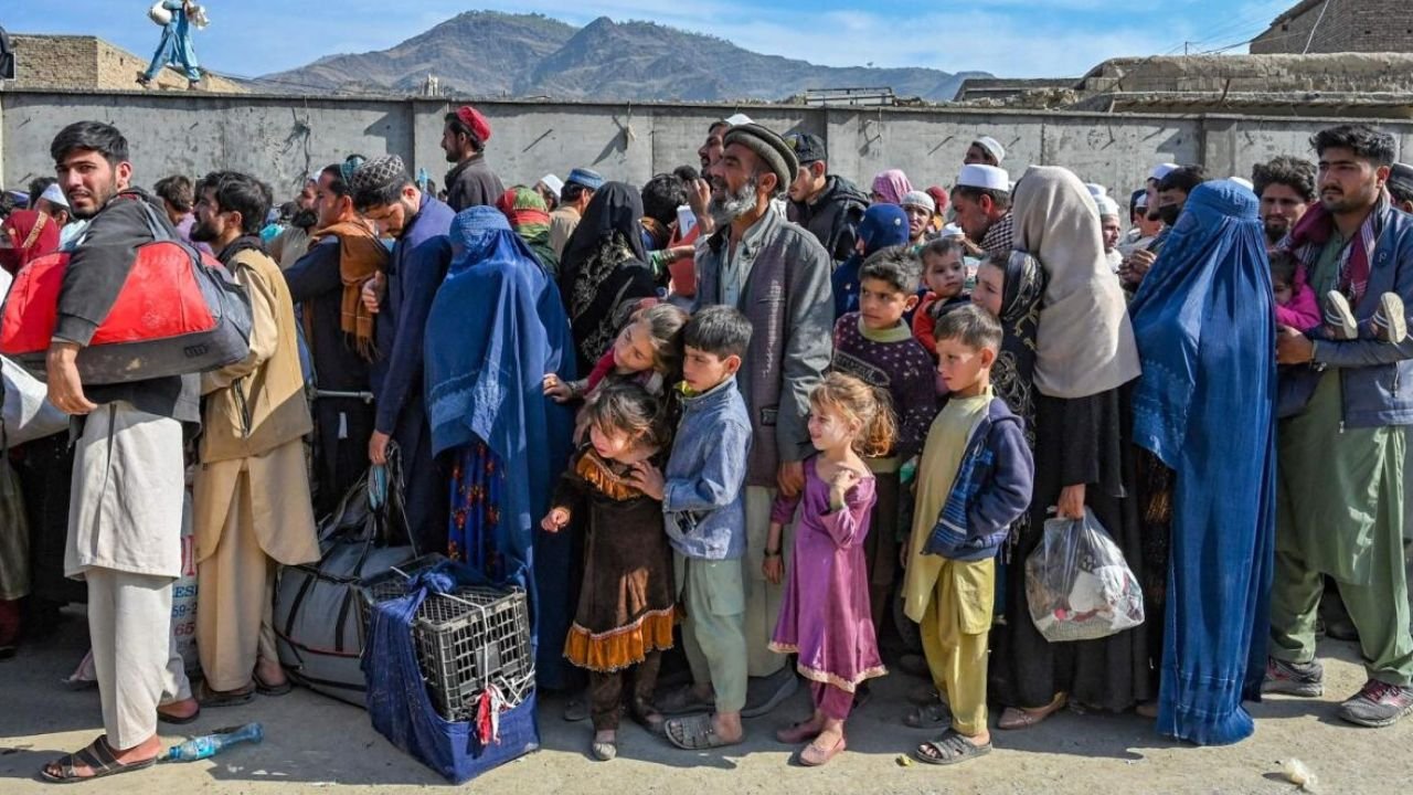 More than 90,000 Afghan refugees leave Pakistan via Torkham