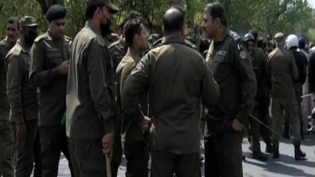 Police baton-charges teachers and health workers in Lahore, Bahawalpur