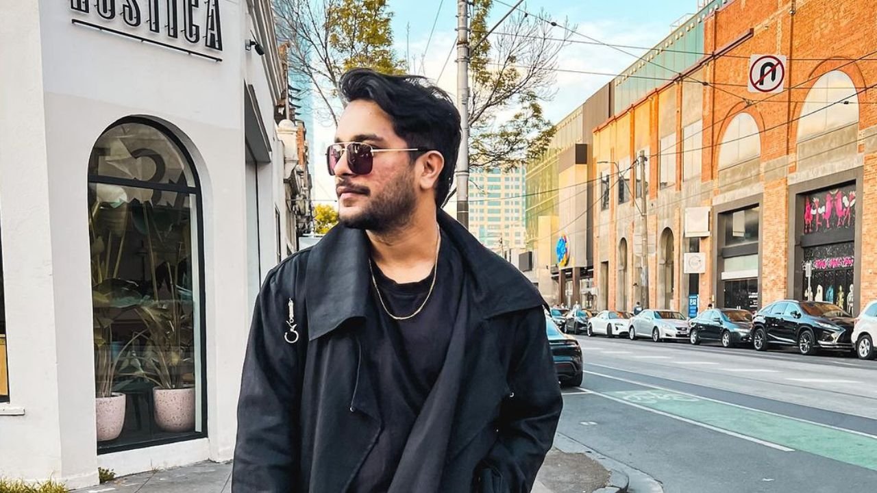 ‘IBA ya Pagal khaana’: Asim Azhar shuts down ‘Hania Amir’ chants at literary festival