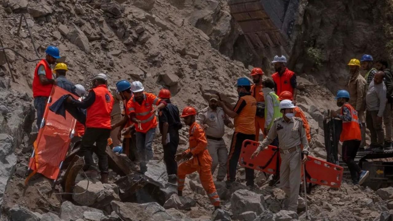 41 Indian construction workers trapped in tunnel closed to be rescued