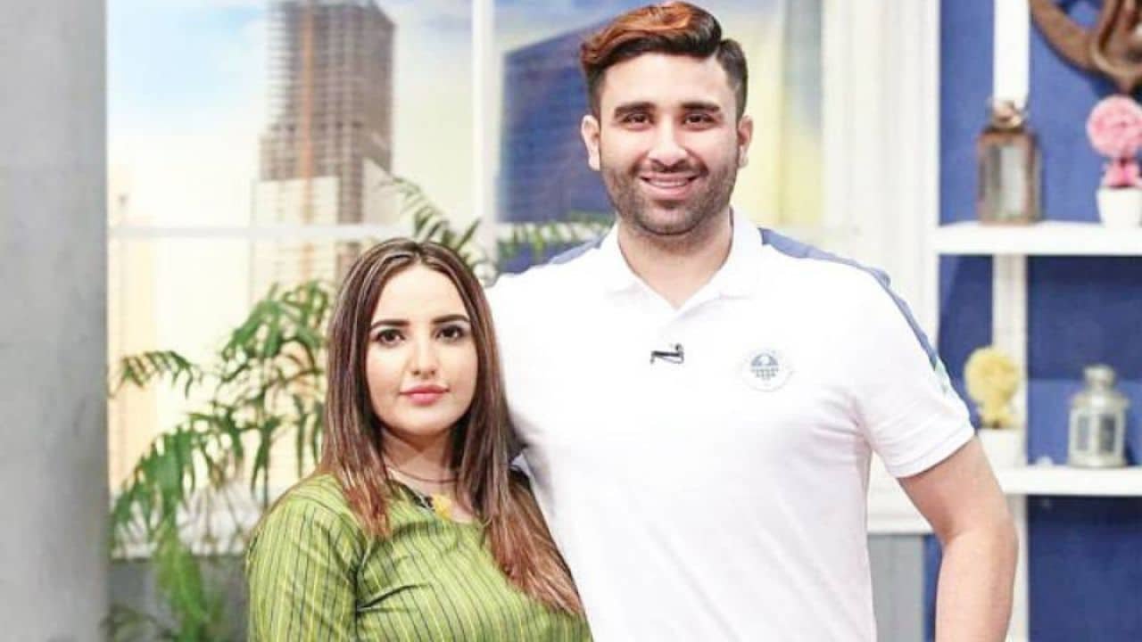 Hasan Raheem in love with a new band in Shahzad Roy’s school