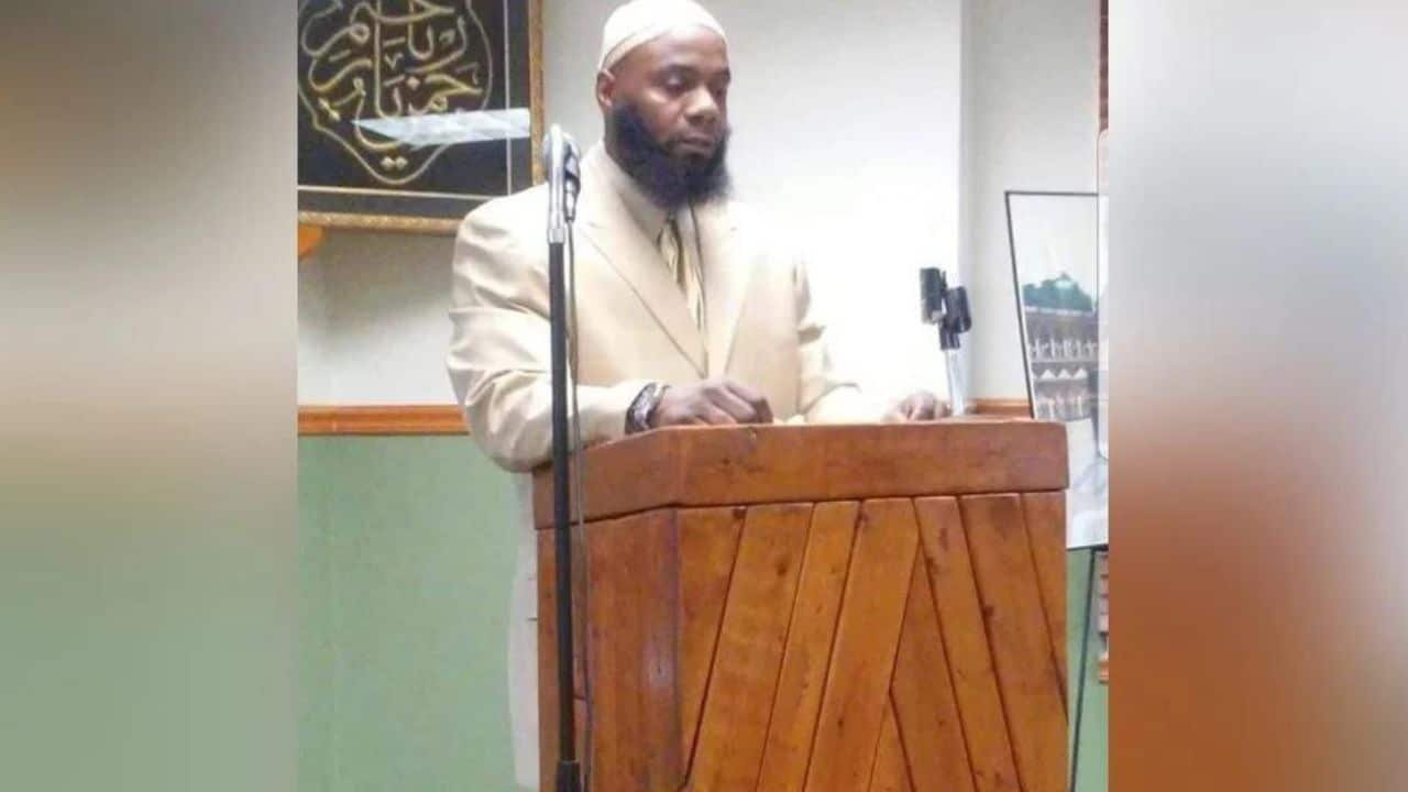Imam shot dead outside mosque in New Jersey, suspect still at large