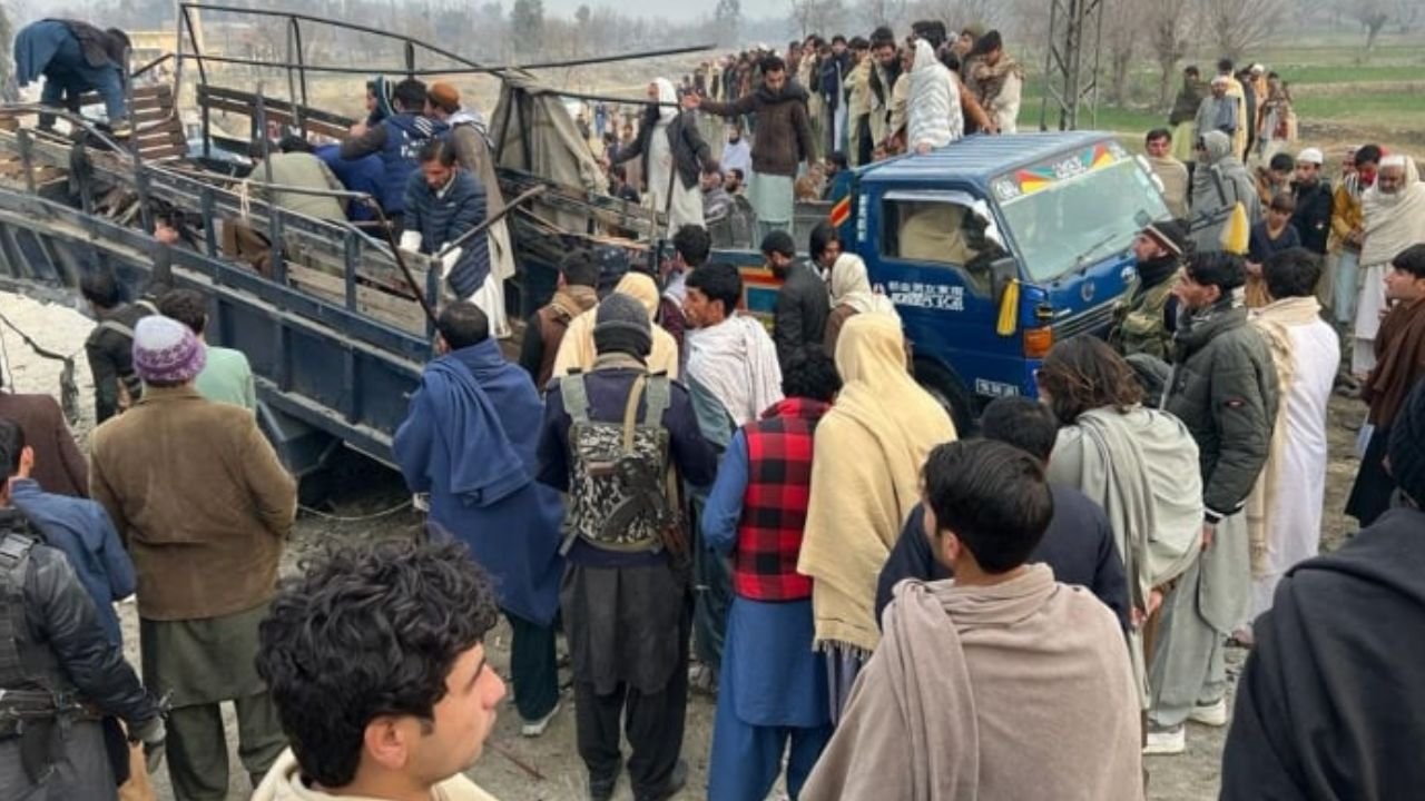 Bomb Kills Five Police From Pakistan Polio Protection Team