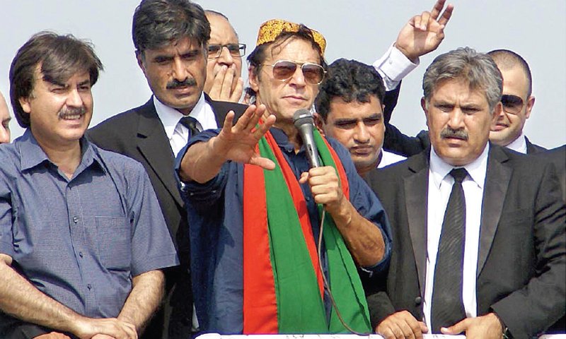 Kaala coat in Karachi; PTI favours lawyers for general elections  
